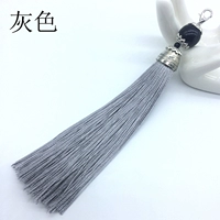 Серая кисточка с застежкой-карабином 3598