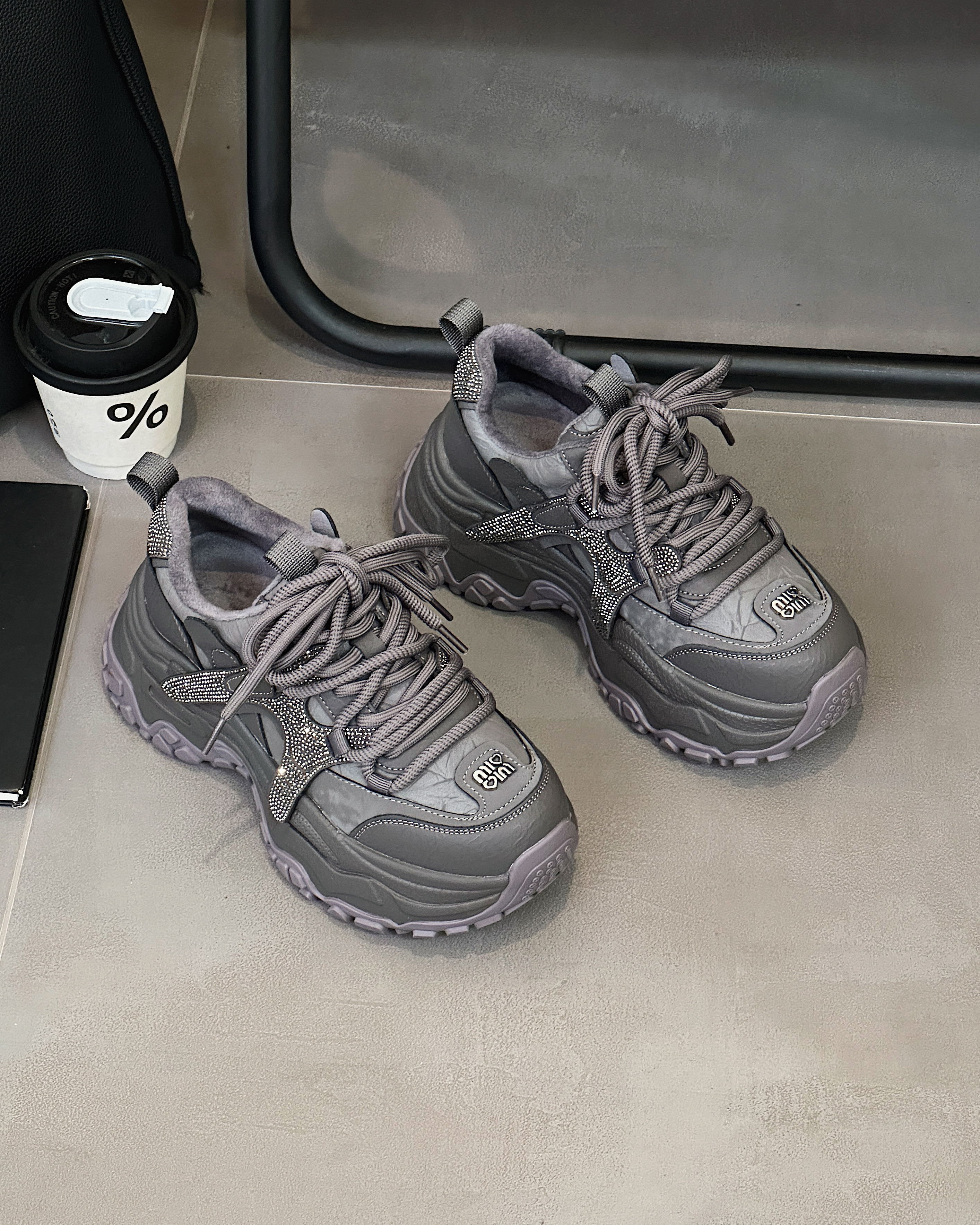 百莉萱女鞋2025年秋冬季新款运动鞋女轻便舒适休闲增高加绒老爹鞋