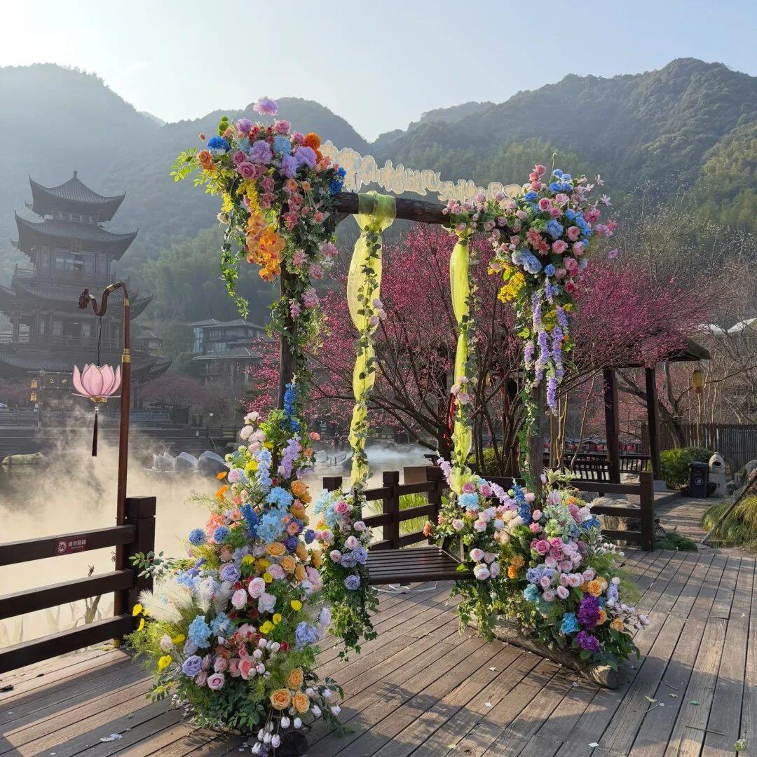 2026新款仿真花艺拱门婚礼装饰彩色花卉布置高级感民族风景观装置