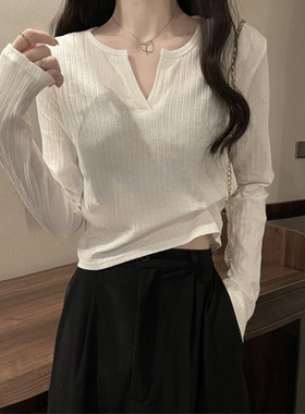 白色打底衫内搭春秋长袖t恤女早春新款修身v领chi短款上衣女时尚