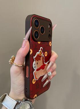 创意刺绣小马文字皮质适用iPhone17promax手机壳15新款17pro网红女款13创意全包防摔16pro超好看17保护套