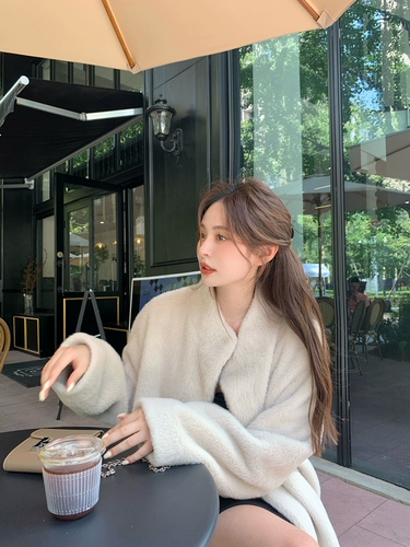 Бархатная длинная зимняя куртка, яркий броский стиль, изысканный стиль, средней длины