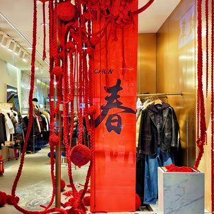 新年商场橱窗美陈装饰元旦店铺门头挂饰红色冰岛毛线麻绳麻花辫