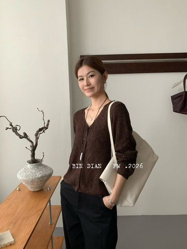 缤典秋季新款时尚百搭V领单排扣针织开衫女宽松显瘦毛衣外套66510