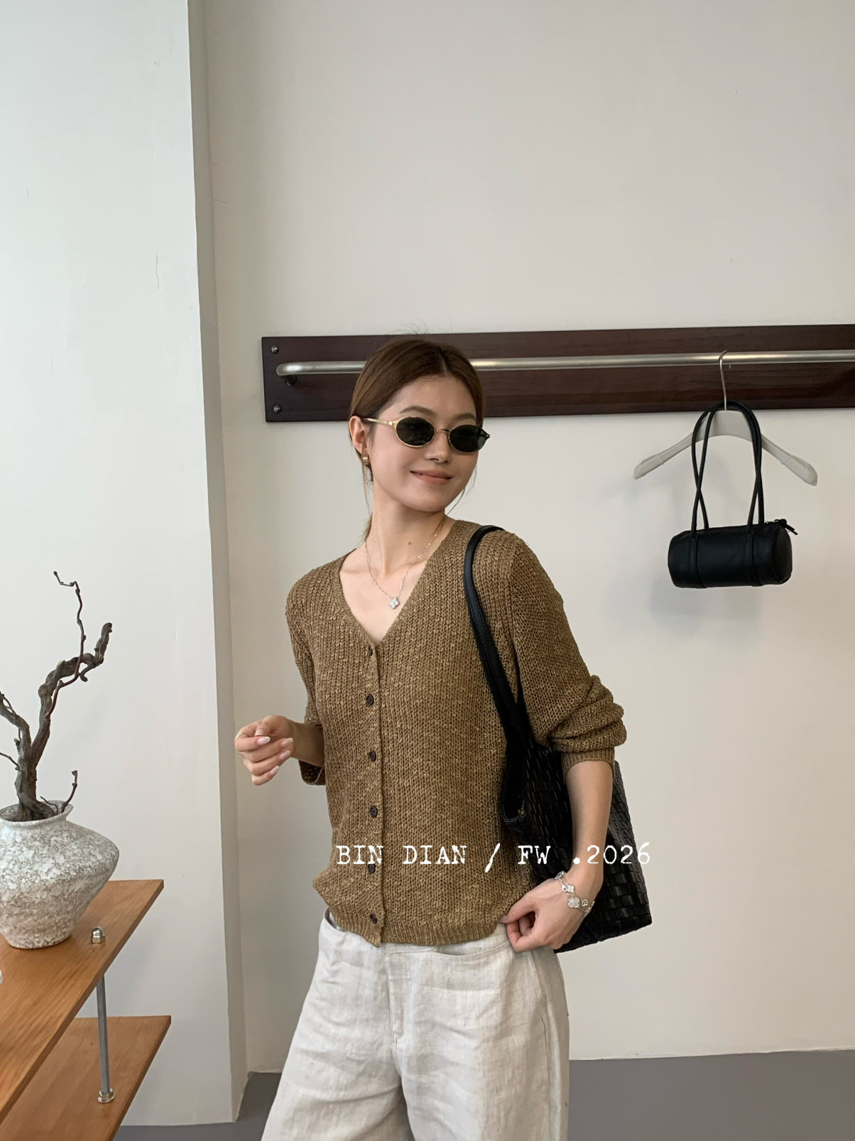 缤典秋季新款时尚百搭V领单排扣针织开衫女宽松显瘦毛衣外套66510