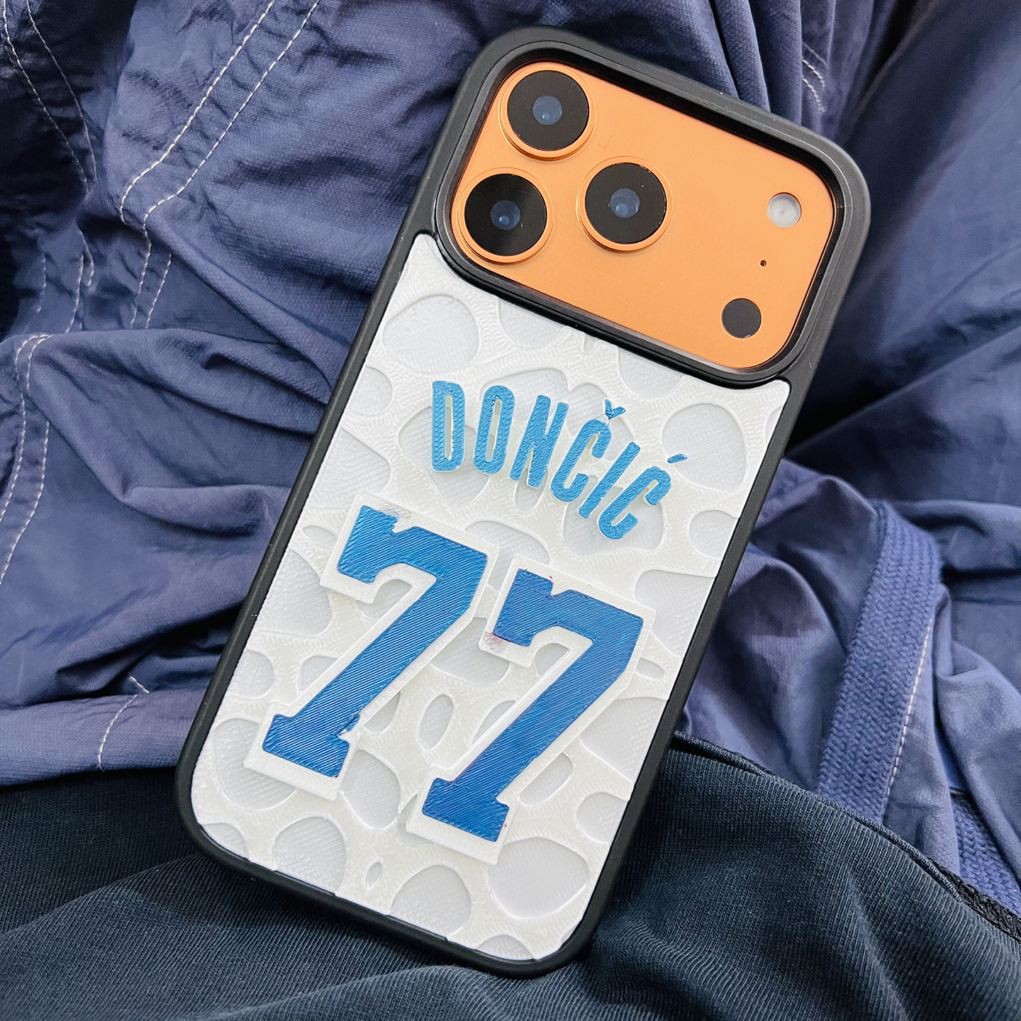 潮男个性篮球巨星东契奇77号球衣苹果17Promax手机壳3D立体浮雕质感15/16/17pro保护套高级感个性小众17pro新