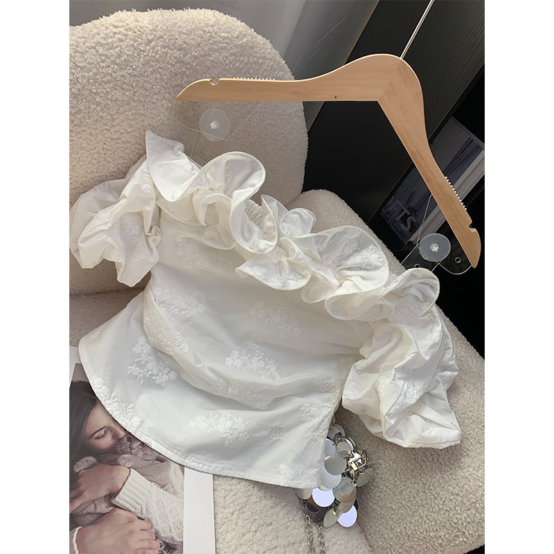 2026夏季新款露肩短袖白色设计感一字肩荷叶边刺绣纯棉修身上衣女