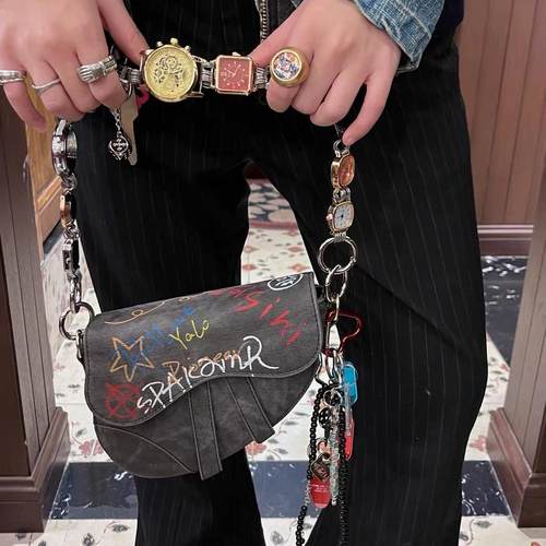 甜酷风表盘肩带手绘涂鸦斜挎包