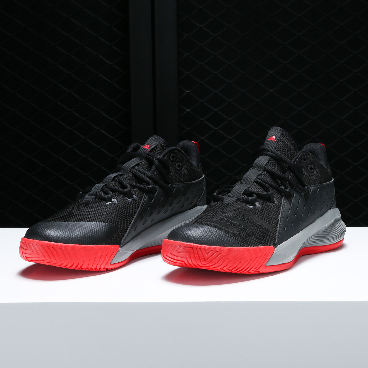 Adidas/阿迪达斯战靴外场