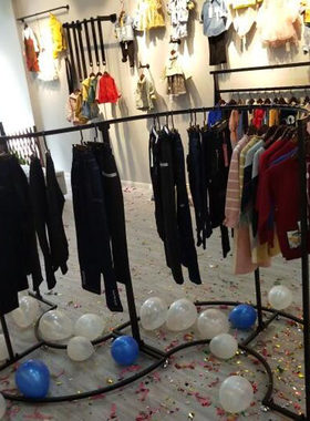 橱窗中岛童装半圆形展示架