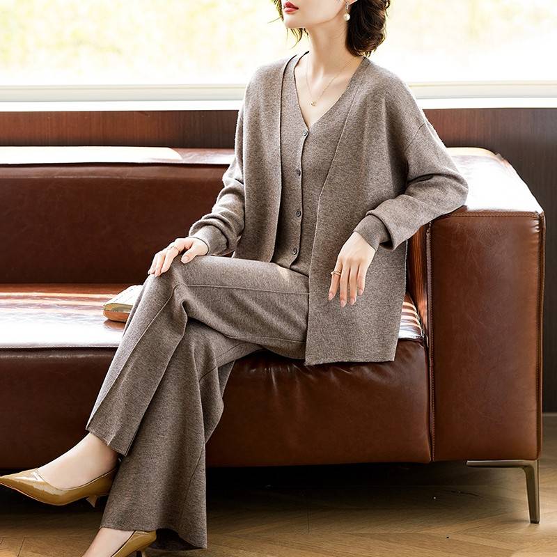 妈妈秋装休闲运动套装2025新款中老年女装春秋洋气针织开衫两件套