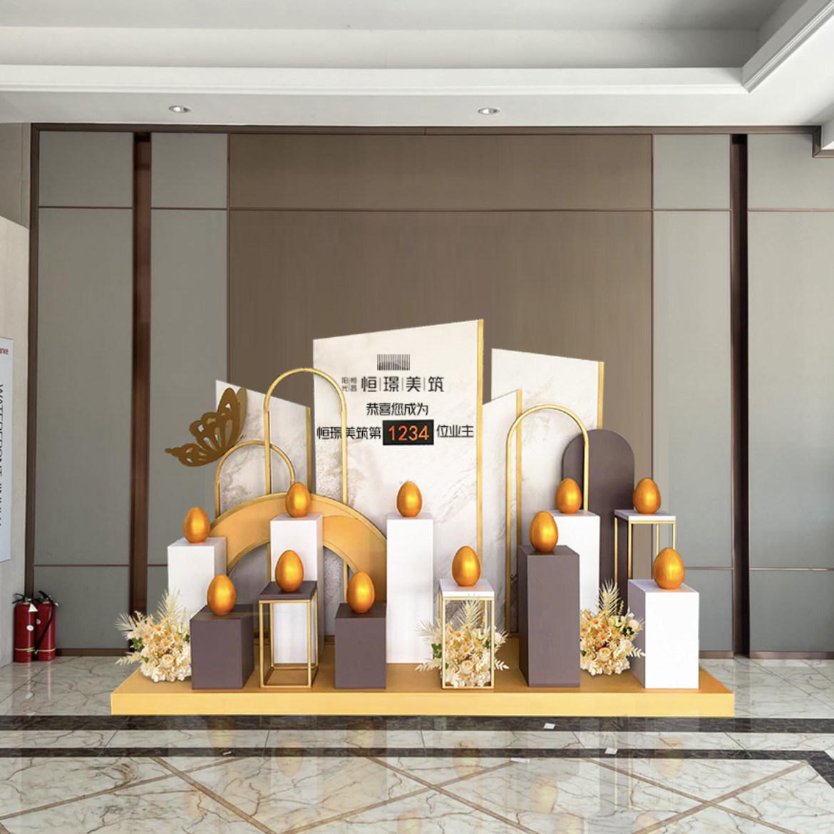 新砸金蛋台美陈售楼处礼品中心布置堆头大型摆件房地产4s点商场装