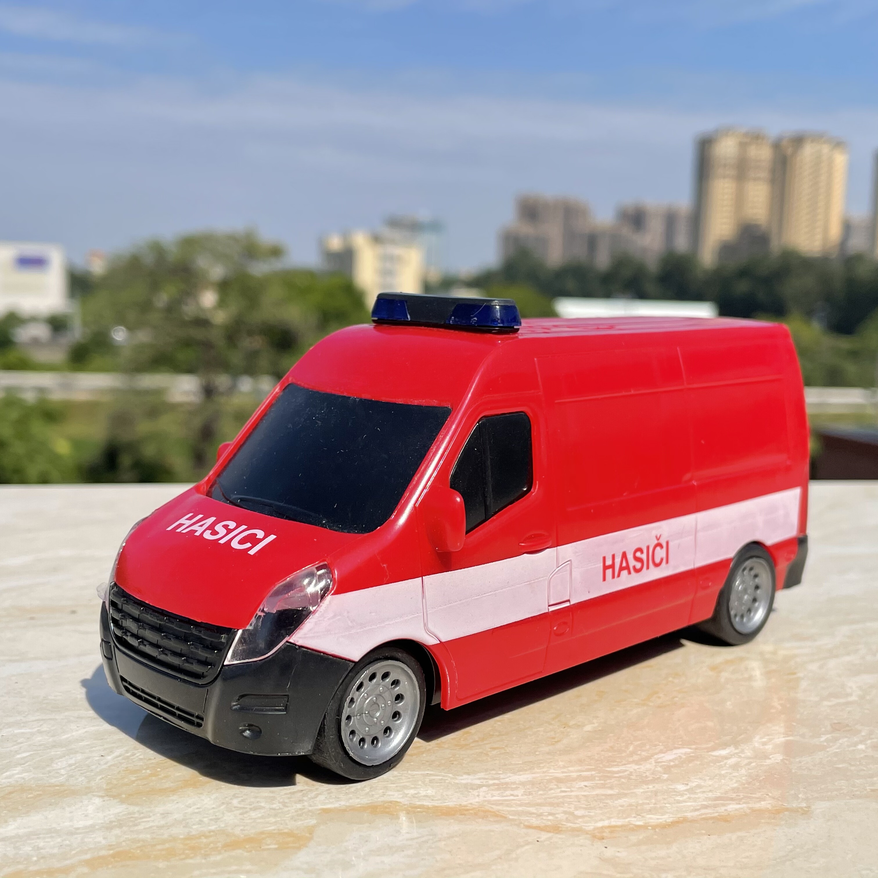 散货1:32救护车模型