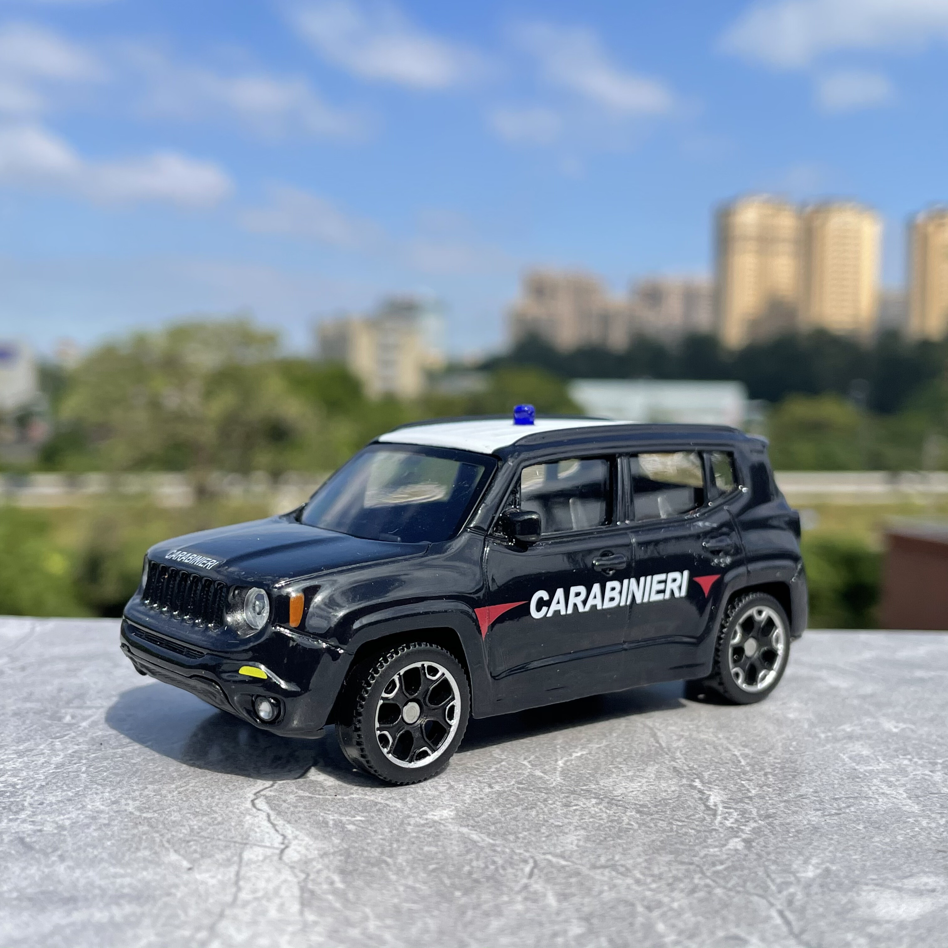 散货1:43吉普自由侠合金汽车模型