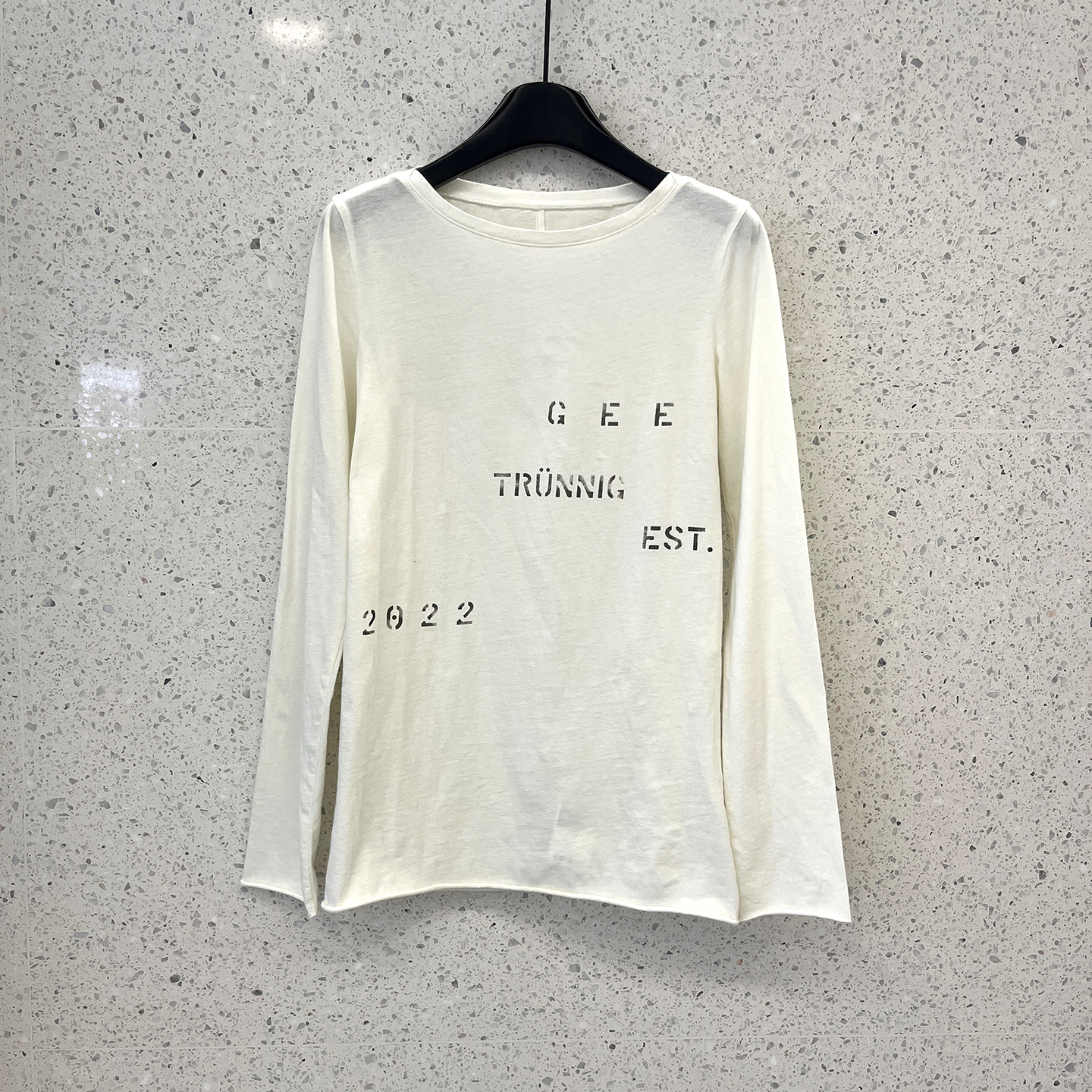 一字肩字母印花长袖T恤