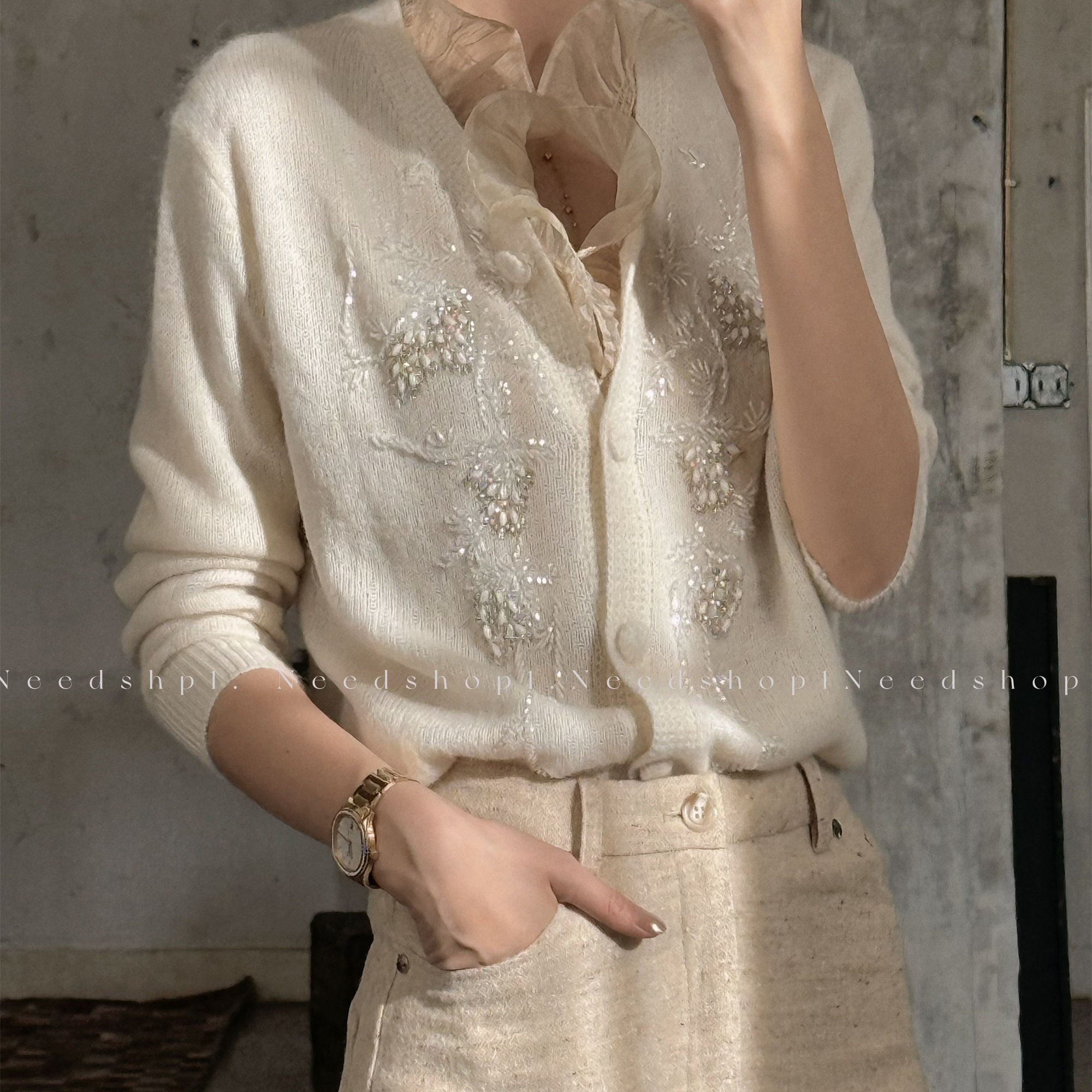 纯手工轻奢V领钉珠针织开衫