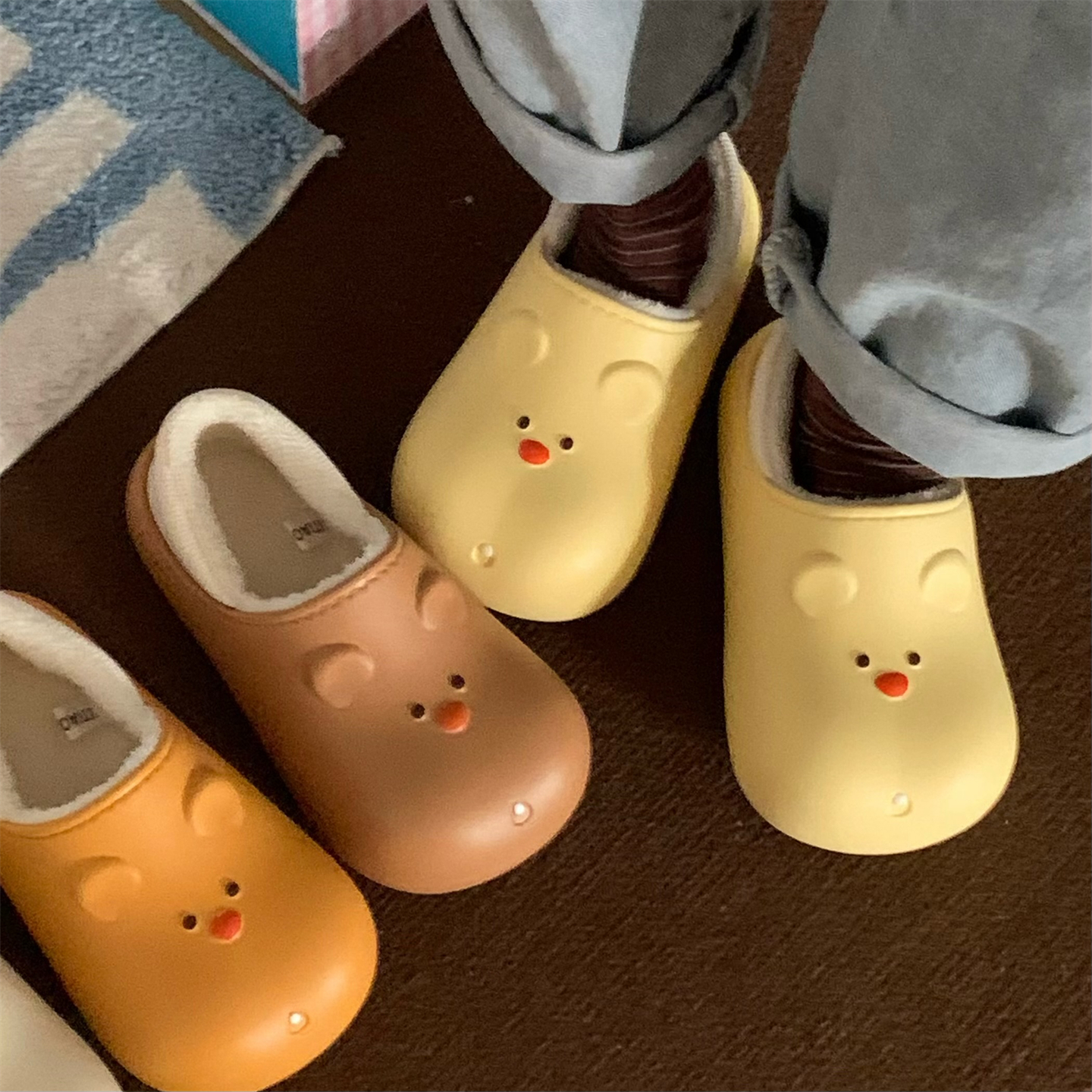 细细条软萌小熊防水棉拖鞋女