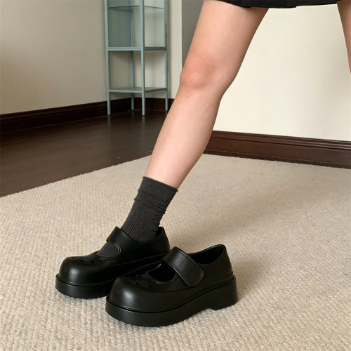 细细条微足弓设计玛丽珍洞洞鞋