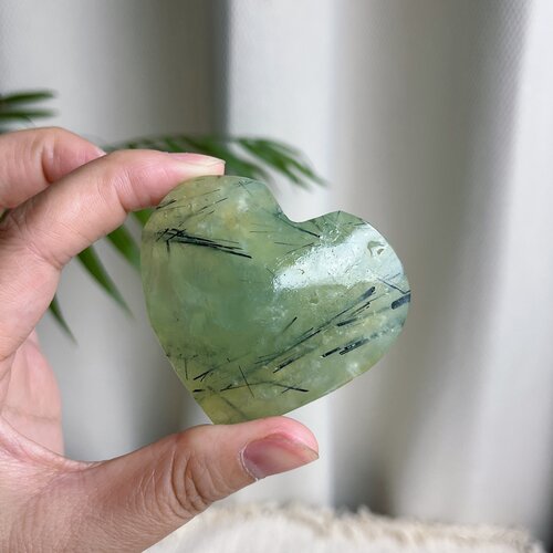 天然葡萄石共生黑发晶爱心摆件59*53*23mm107g