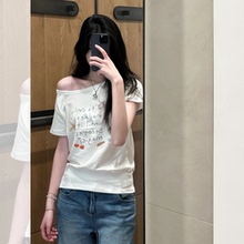 美式复古斜肩t恤女夏季字母印花白色修身露肩短袖百搭辣妹上衣ins