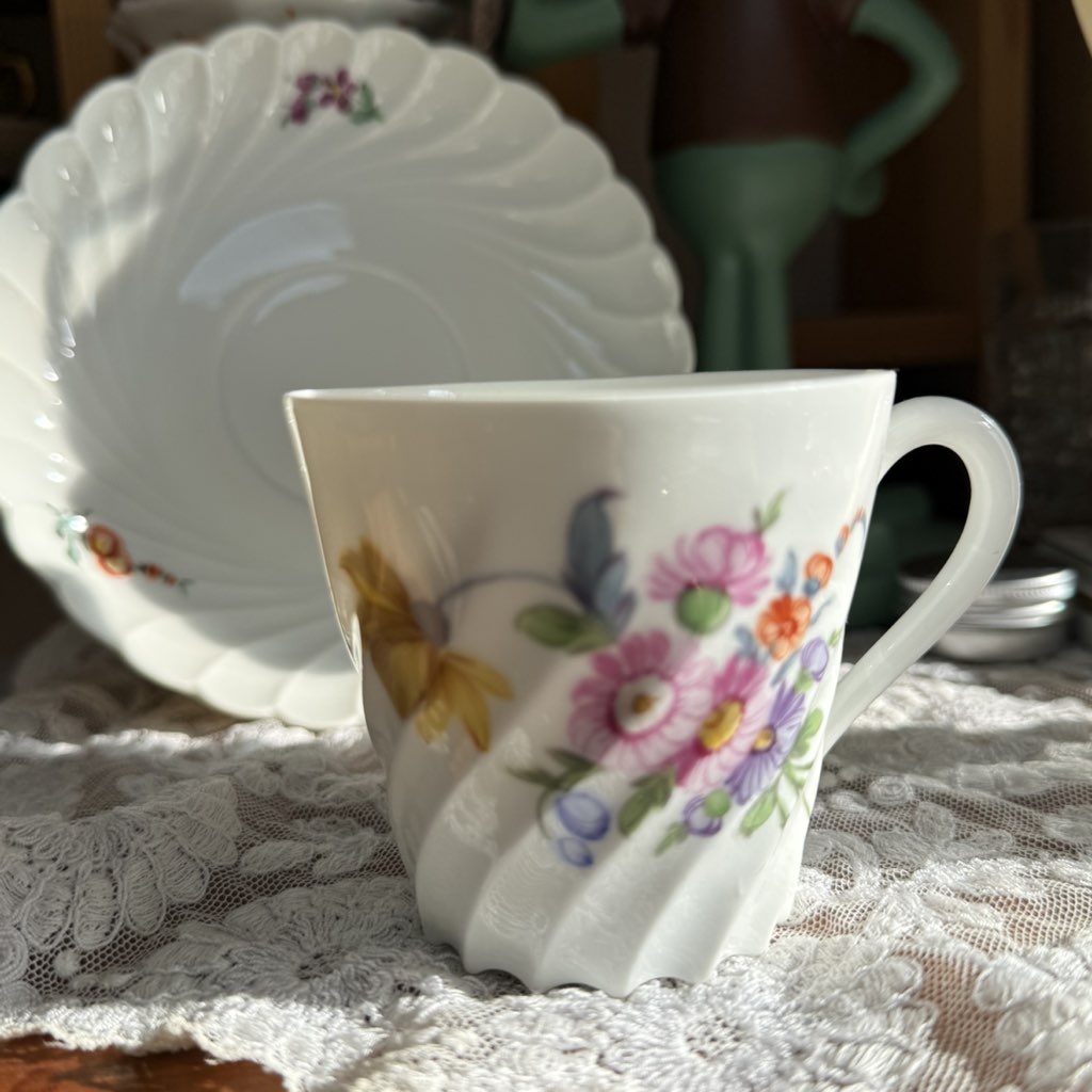 福利特价不退不换德国宁芬堡手绘咖啡杯二件组 黄色花