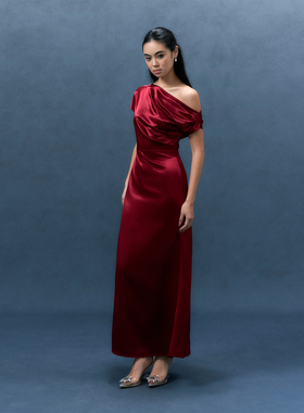 TANSSHOP 酒红色缎面礼服长裙斜肩设计感晚宴年会战袍女显瘦气质