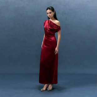 TANSSHOP 酒红色缎面礼服长裙斜肩设计感晚宴年会战袍女显瘦气质