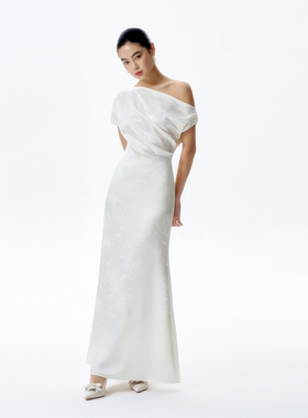 TANSSHOP高级感白色斜肩礼服裙女长裙晚宴婚纱缎面浮雕花纹连衣裙