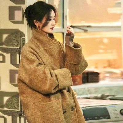 明星赵露思今年流行的高级感大衣