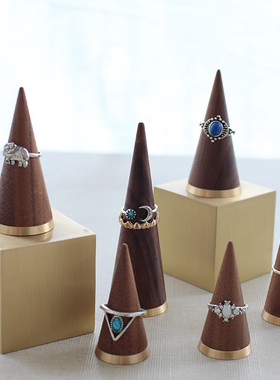 八禧仓手工定制铜胡桃木戒指托金字塔实木饰品陈列展示拍摄道具