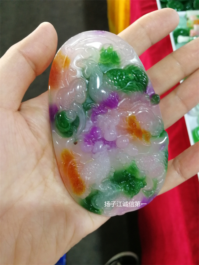 天然三色翡翠精雕吉祥如意挂件牌子春三彩双面雕刻连