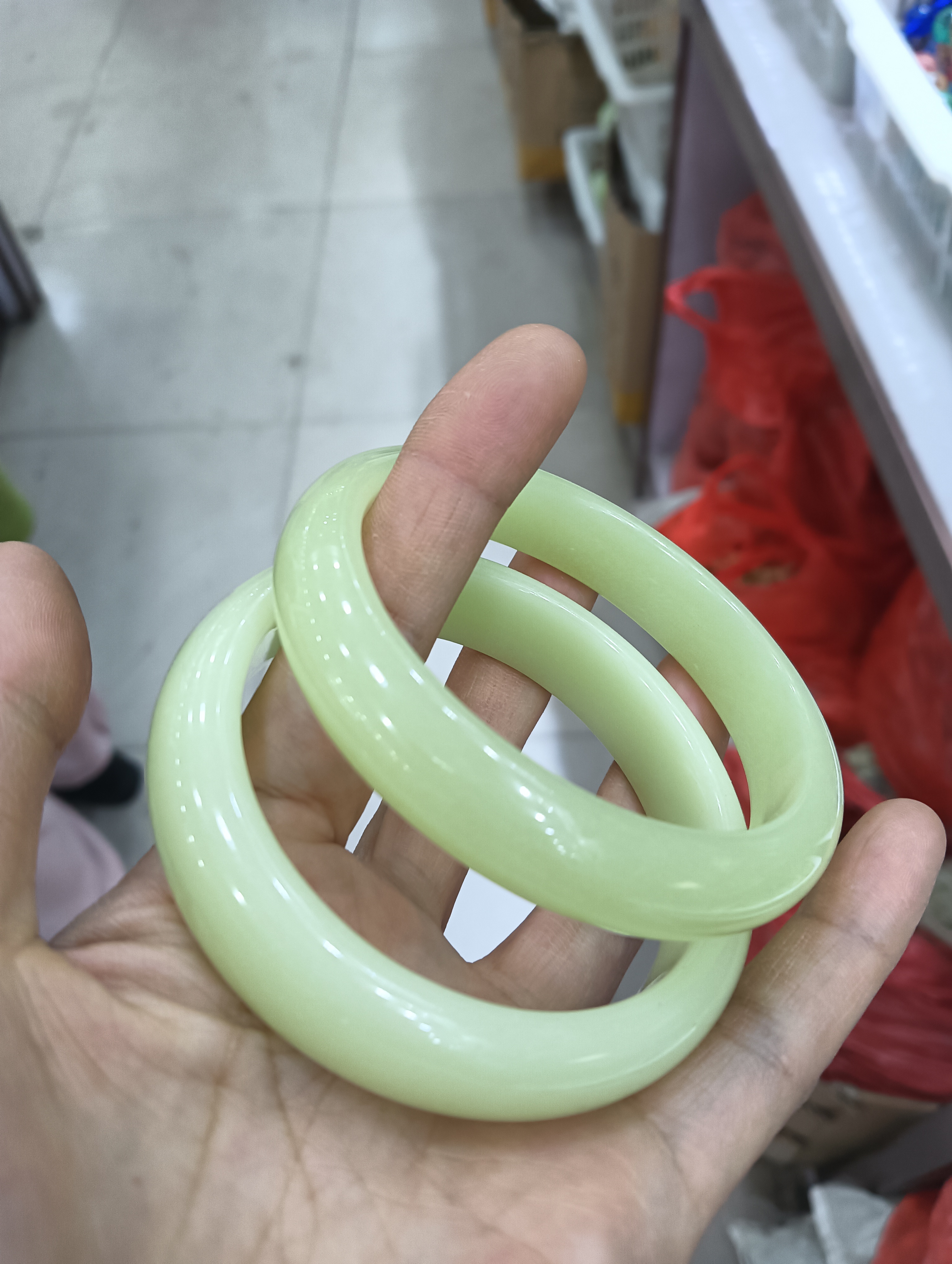 青白玉手镯正圈晴水料湖水绿天然少女款玉镯子夜光石手镯玉石夜光