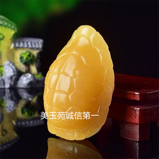 油润黄玉立体雕刻长寿贵把件手玩件黄色椭圆形玉石挂件雕花装饰品
