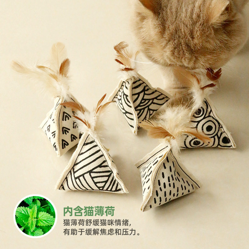 猫咪自嗨解闷帆布玩具猫薄荷棉质几何三角形逗猫棒耐磨羽毛猫玩具 - 实物图