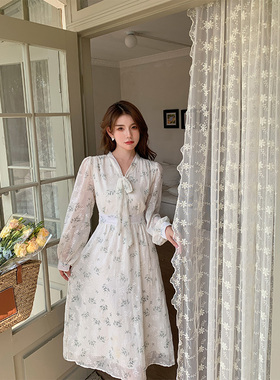 初春白色碎花连衣裙女2023新款夏长袖气质三步踩是什么显瘦H