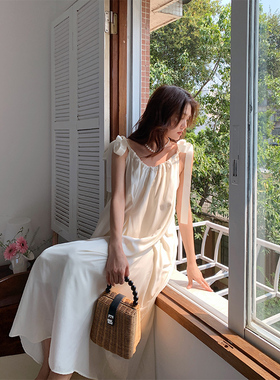 法式白色高级感吊带连衣裙春秋马卡龙海边仙女裙夏季三步踩小个子