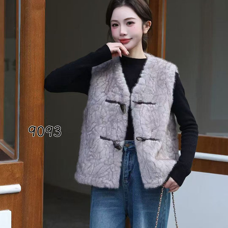 韩版毛绒马甲女V领牛角扣仿羊羔毛通勤百搭减龄叠穿马夹显瘦女装