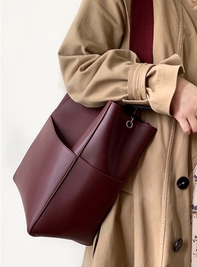 女大容量复古酒红单肩斜挎宽肩带皮水桶包小众通勤包托特包大包