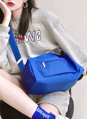 港风牛津布尼龙休闲健身包斜挎枕头包防水大容量旅行包方块大包包