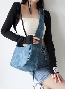 原创斜挎牛仔大包包宽肩带健身休闲辣妹风枕头包拉链豆腐包女质感