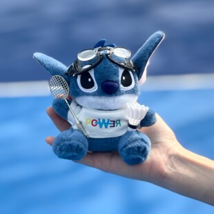 衣服可定制史迪仔飞行员羽毛球拍乒乓球眼镜公仔玩偶包包挂件运动