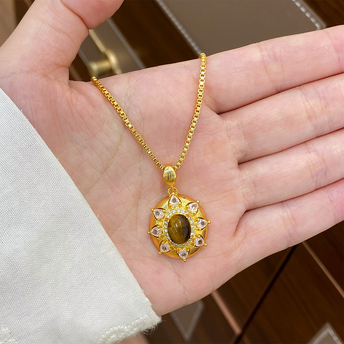 青岛黛美舒饰品致百搭虎眼石锆石吊坠项链轻奢小众高级感锁骨链女