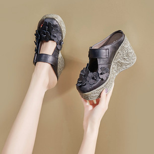 2026新款夏季外穿休闲真皮半包头鱼嘴花朵软底高跟厚底坡跟凉鞋女