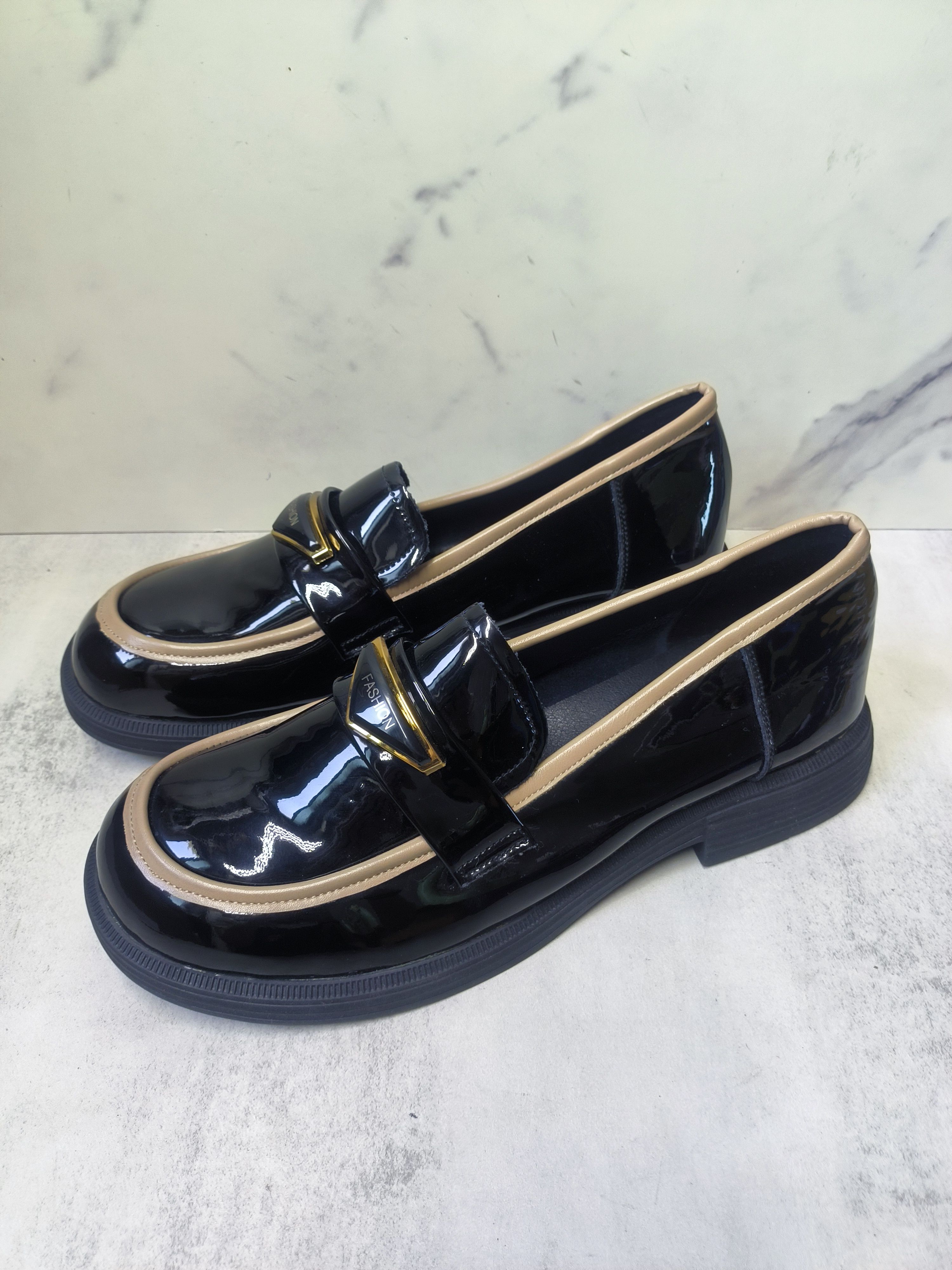 断码处理真皮女鞋舒适低跟圆头深口单鞋漆皮风格软底大码乐福鞋