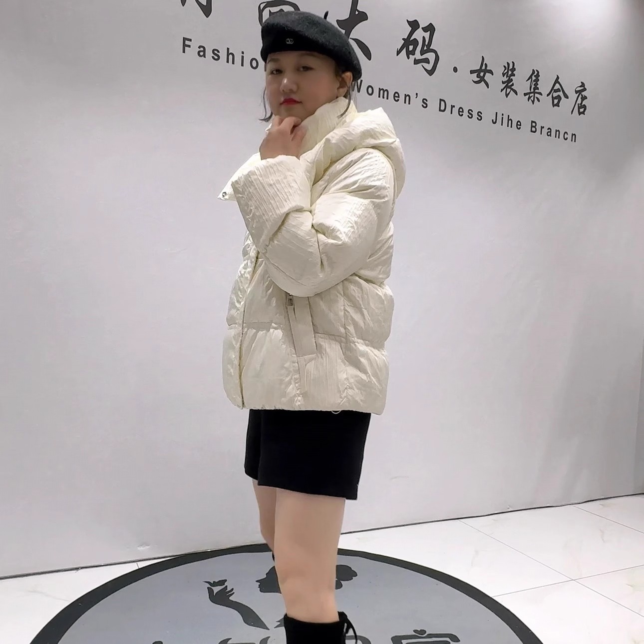 芮娜依莲冬季新款大码短款羽绒服