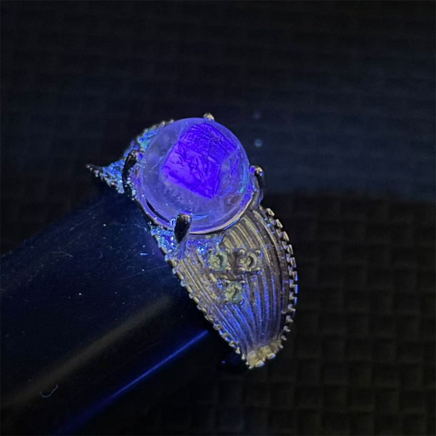 天然水晶全包裹方体荧光蓝矿物奇石圆珠7mm银镶嵌戒指圈口可调节