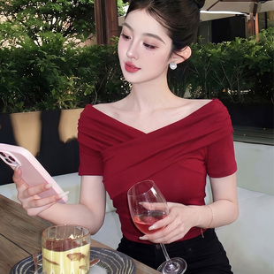 不对称性感纯欲风T恤女短袖红色交叉露肩上衣高级感小众设计