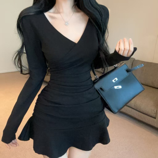 V领长袖黑色连衣裙女秋冬气质收腰修身低领显瘦裙性感鱼尾短裙子