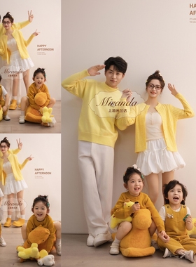 2026马年黄色系全家福一家四口亲子装拍照主题影楼居家风拍摄服饰