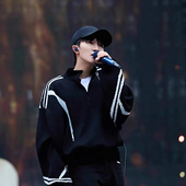 黑白撞色线条男士 羊绒衫 半高领拉链针织衫 明星同款 时尚 青年毛衣潮